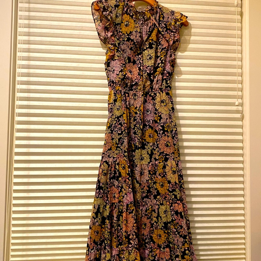 Ruffled sleeve XS BB Dakota dress, floral pattern, black background.